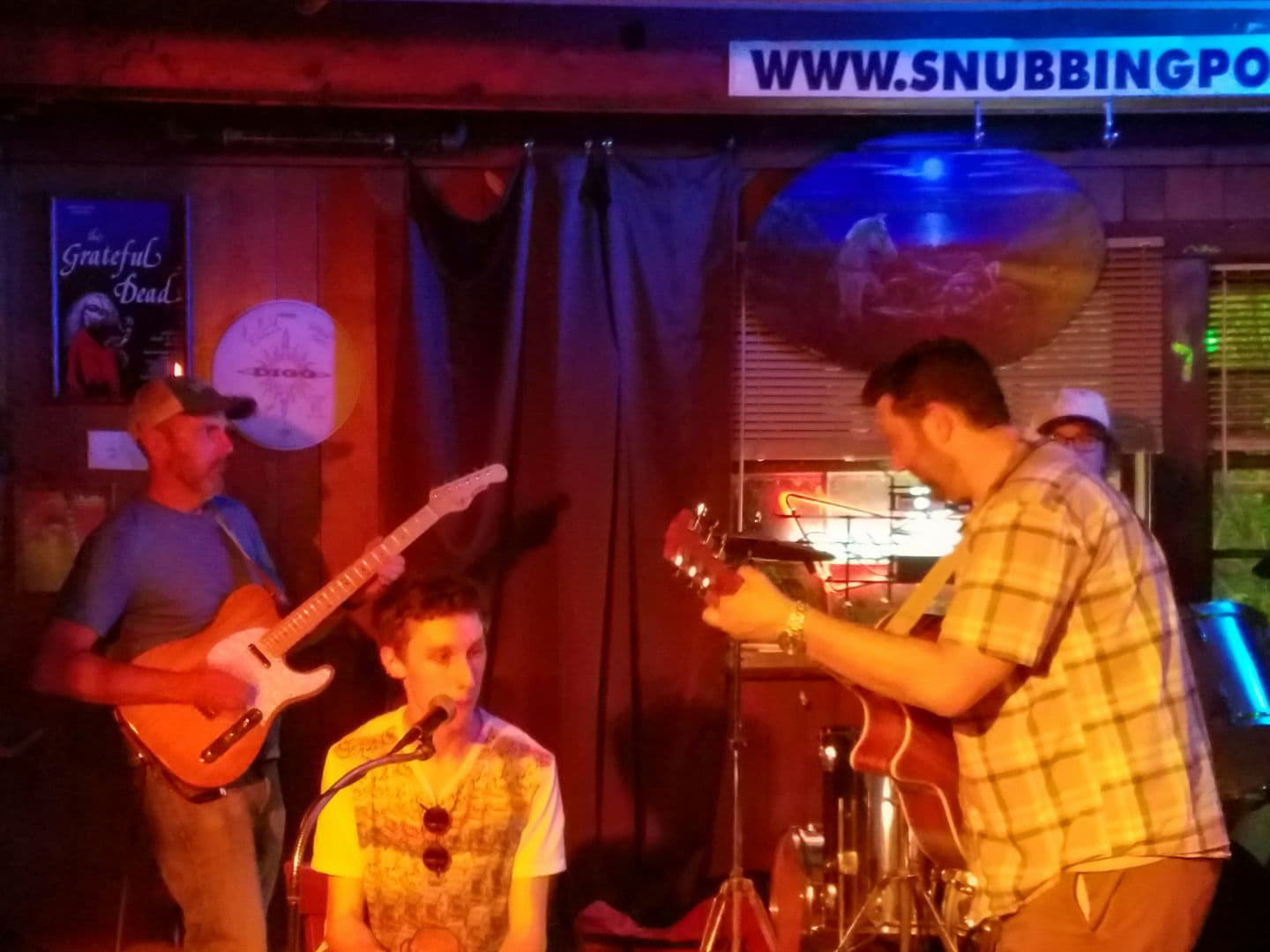 Al Schnier sits in with The Psychometr!cs at The Snubbing Post in Rome on May 18, 2018